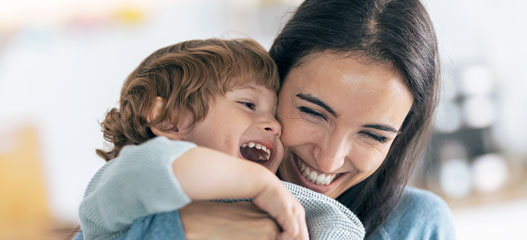 madre e hijo abrazándose divertidos