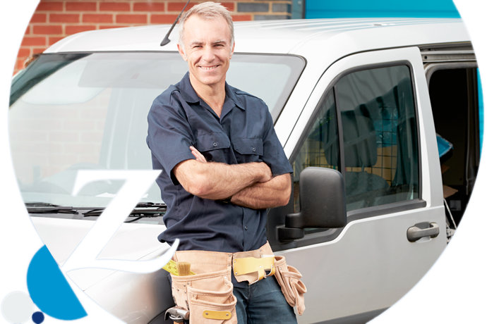 pintor apoyado en su furgoneta