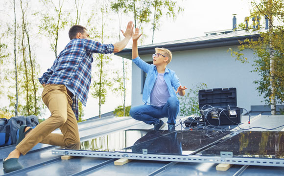 padre e hijo instalando placas solares