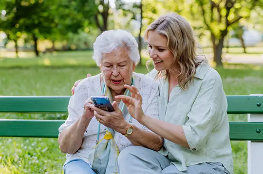 10 características que debe tener un móvil para personas mayores