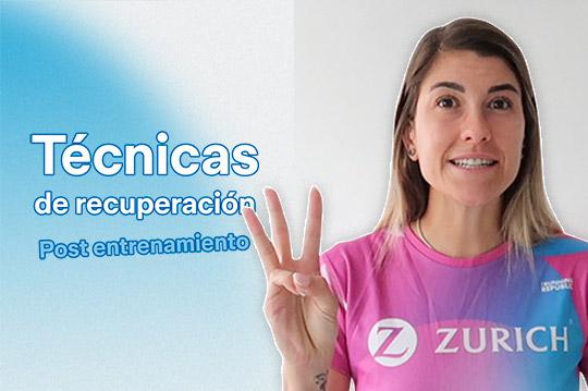 Chica señalando el número 3 con los dedos de su mano