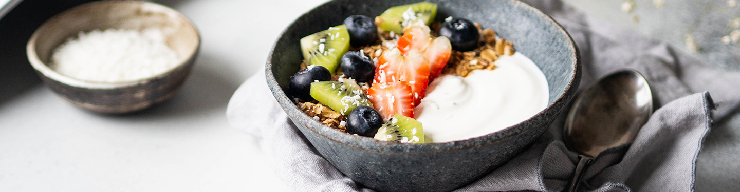 Bowls con granola, kiwi, fresas, arándanos y yogurt