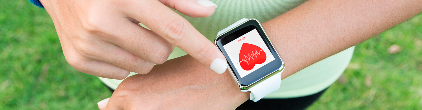 Persona midiendo su ritmo cardíaco con su apple watch