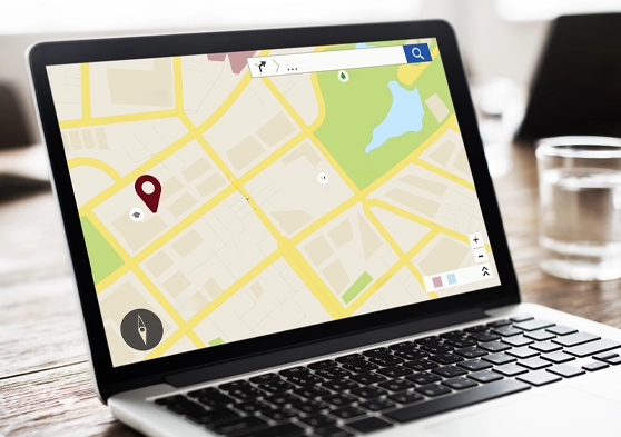 Ordenador con la pantalla encendida mostrando un mapa con una ubicación