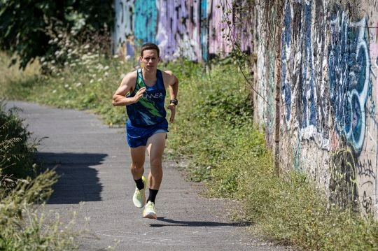 Hombre practicando running