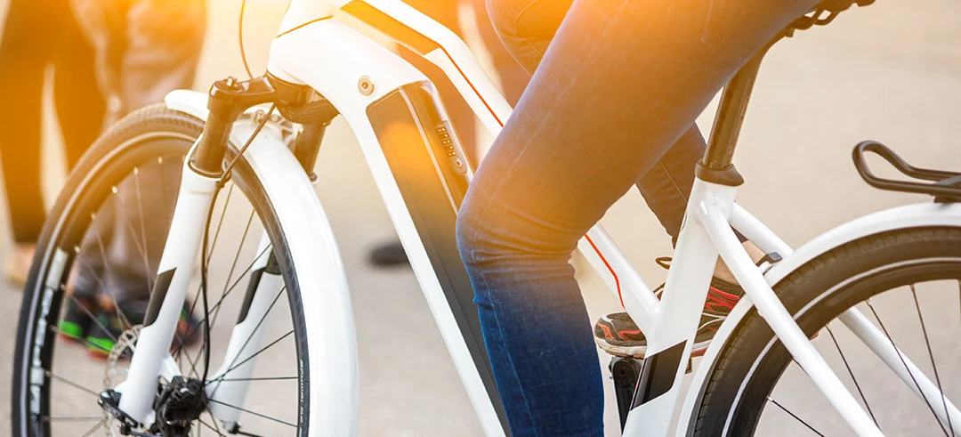 Persona montada en una bicicletas eléctricas