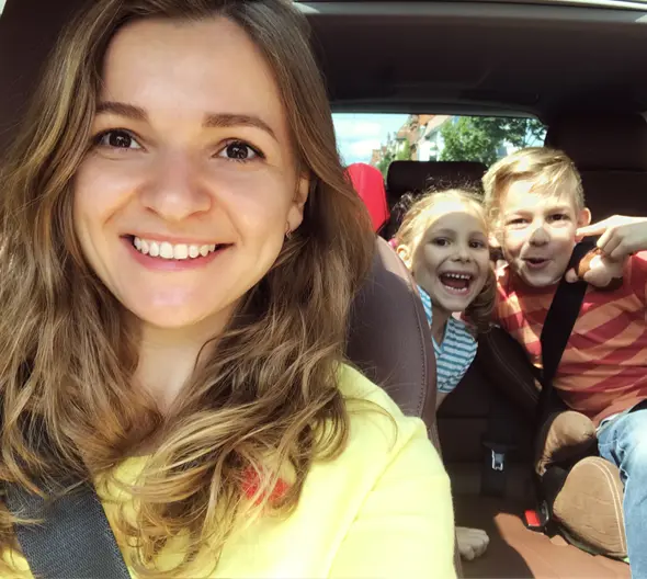 madre con hijos en el coche