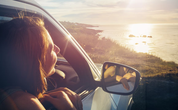 mujer mirando por una ventanilla de un coche