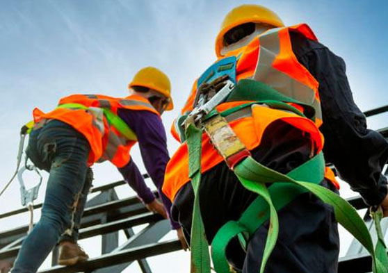Trabajadores subiendo por un andamio con el equipo de seguridad